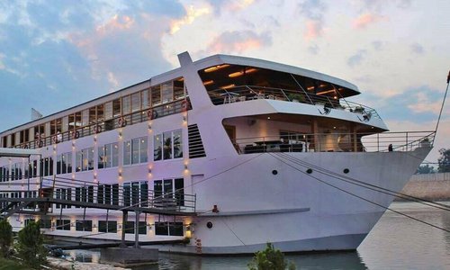 floating restaurant and café with an amazing view to the Tigris river placed and floated at the riverside of Tigris river