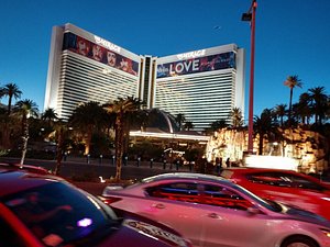A night view of mirage casino in Las Vegas