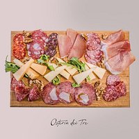 Il nostro tagliere:
✶ Pecorino di Sommati stagionati 12 e 4 mesi & formaggio di mucca fresco 🧀
7 tipi di salumi diversi tra cui:
✶ Casereccia piccante e dolce di Norcia
✶ Mortadella di campotosto
✶ Salamella di fegato e carne
✶ Lonzino di Norcia
✶ Corallina e prosciutto Amatriciana IGP
Tutti prodotti selezionati con cura da allevamenti di Amatrice e Norcia.
