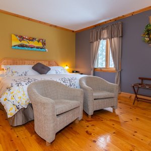 Chambre Mélodie avec lit king, foyer au gaz et bain tourbillon