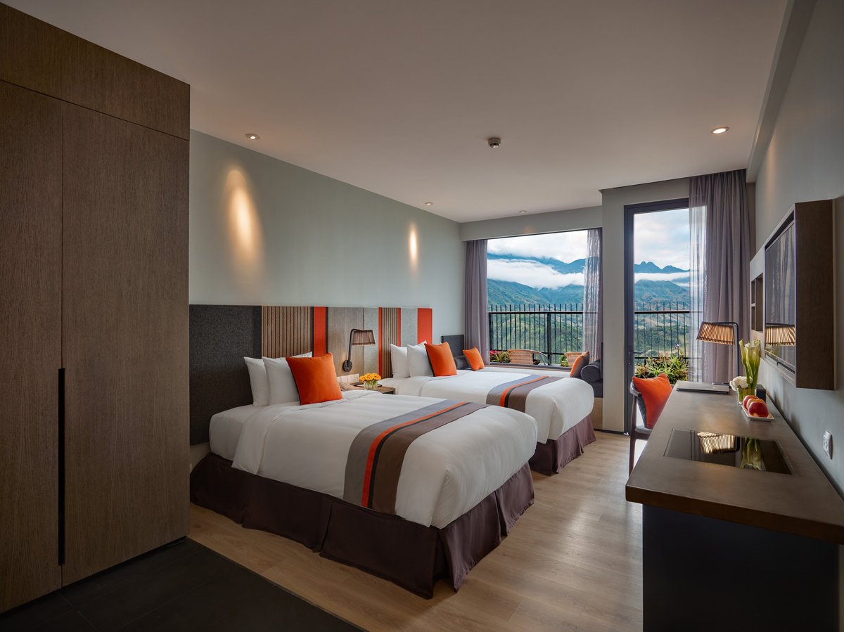 Номер main building. Deluxe Room. Standard Land view перевод. Main building Standard Land view перевод на русский
