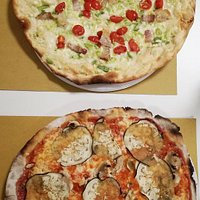 Pizza Candeli: mozzarella, porri, lardo, ciccioli, pomodorini + Margherita con melanzane