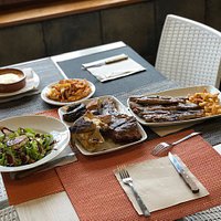 Haragi parrilada, hauntz gazta entsalada, costilla eta barazki lasagna.