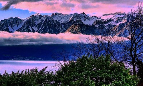 Beautiful view of the french and swiss mountains with the geneva (leman) lake !
Magnifique vue des montagnes françaises et suisses avec le lac léman !