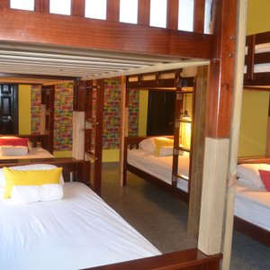 Dormitorios compartidos, bedrooms.