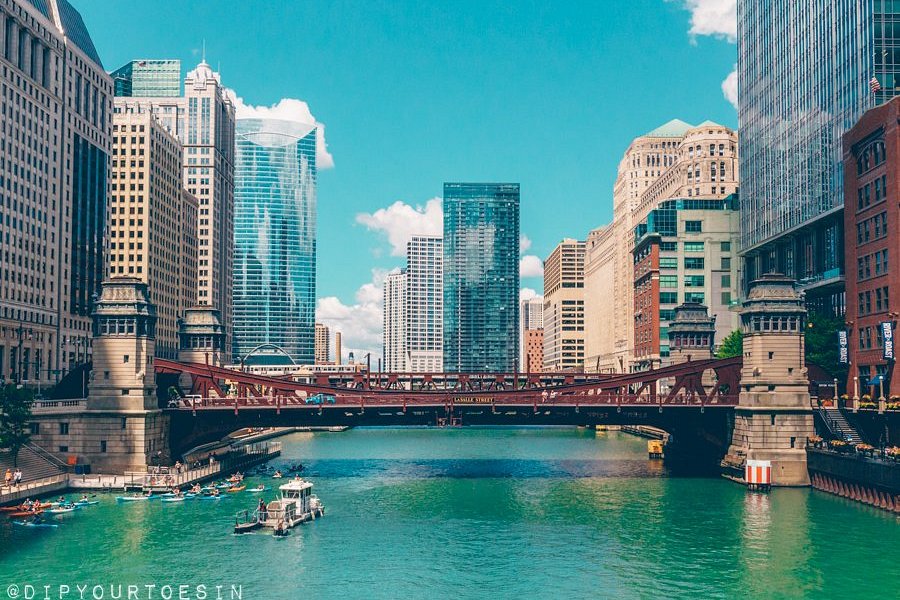 Chicago River image
