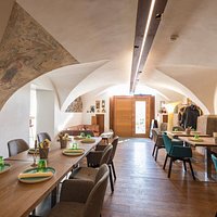 Wandmalerei aus dem 1557 zur Maximilanzeit. Das Gebäude wurde 1688 aus zwei älteren Häusern aus dem 16./17. Jahrhundert errichtet und steht unter Denkmalschutz. Die Fassade aus dem 19. Jahrhundert ist mit Erkern und einem barocken, zweimal geschwungenen Giebel gestaltet. Im Inneren sind eine Halle und ein Flur mit einem seichten Tonnengewölbe und kleinen Stichkappen versehen.