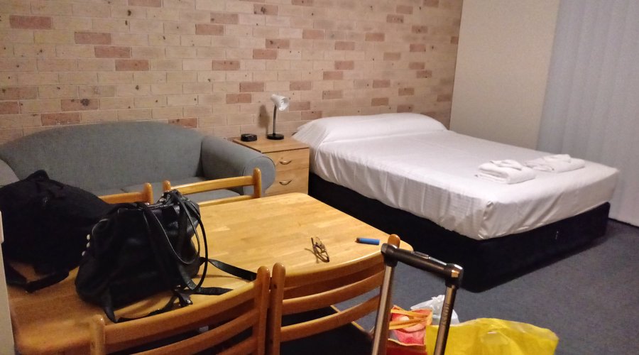 cama secundaria y sector de estar y comedor