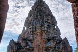 สวยมากอยากบอกต่อ พิกัด ตั้งอยู่ที่หมู่ที่ 2 (บ้านดอนหนองแหน) ตำบลตาเป๊ก อำเภอเฉลิมพระเกียรติ ห่างจากตัวเมืองบุรีรัมย์ลงมาทางทิศใต้ประมาณ 77 กิโลเมตร 
 ถือเป็นสัญลักษณ์ที่สำคัญของจังหวัดบุรีรัมย์ รวมถึงเป็นภาพพื้นหลังตราสัญลักษณ์ของสโมสรฟุตบอลบุรีรัมย์ ยูไนเต็ดอีกด้วย