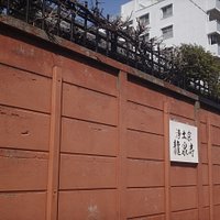 お寺のわりに壁がずっと続いていて、なかなか正面の出入り口が見つからない