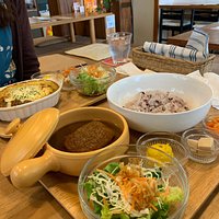 カレーもドリアも美味しい。小さなお惣菜も付いてデザートまでたどり着きませんでした。カレーの豚肉を選んだのですがトロトロでした。リピートしたい!お店です。