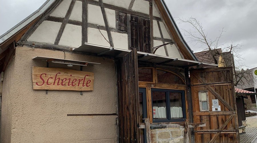 Die Vesperstube von außen und innen.