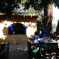 installé sur la terrasse ombragée