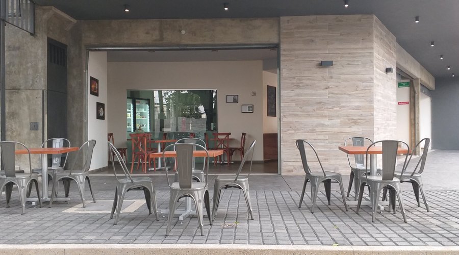 Disfruta de un buen sandwhich en nuestra terraza. 