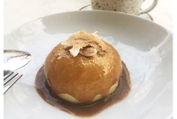 häppie "farida" with pineapple-ginger filling, chai latte sauce and golden coco chips on top