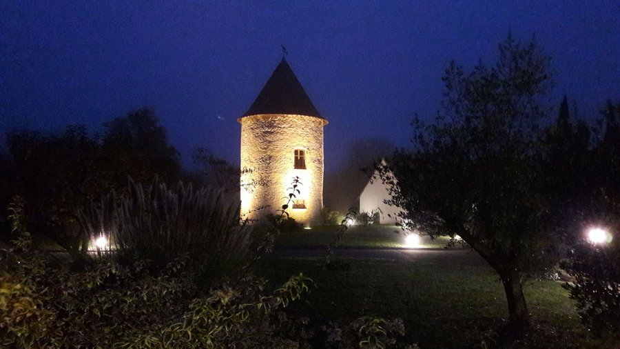 chemin lumineux pour nos hôtes et mise en lumière de la chambre d'hôtes insolite La Tour. 