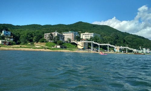 вид с моря  побережья бухты Тавайза Японского моря