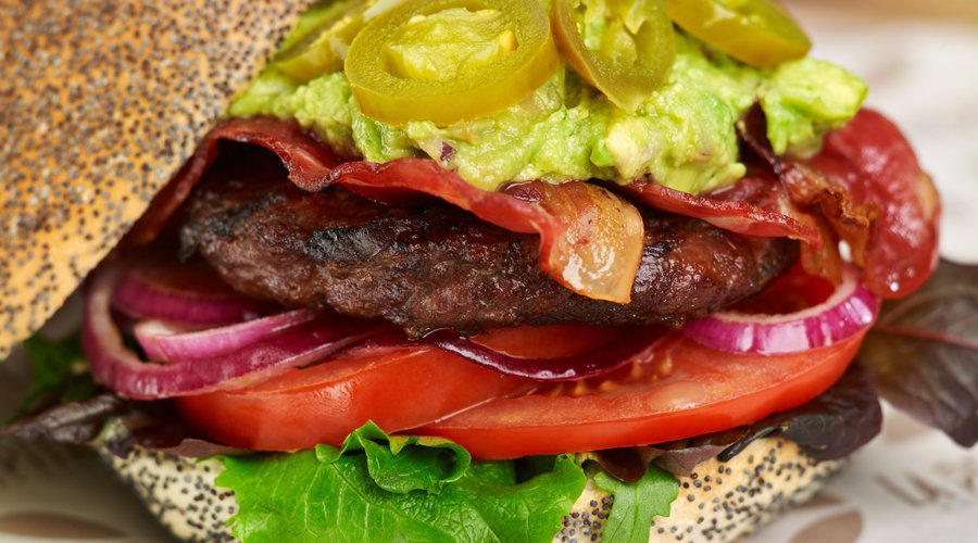Pepita Chaparrita
Burger de ternera, guacamole, jalapeños, bacon, lechuga, tomate y cebolla roja