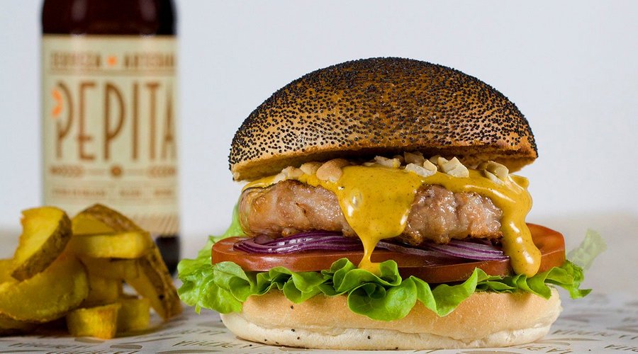 Pepita Hindi
Burger de pollo de corral, salsa de curry y mango, anacardos, lechuga, tomate y cebolla roja