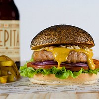 Pepita Hindi
Burger de pollo de corral, salsa de curry y mango, anacardos, lechuga, tomate y cebolla roja