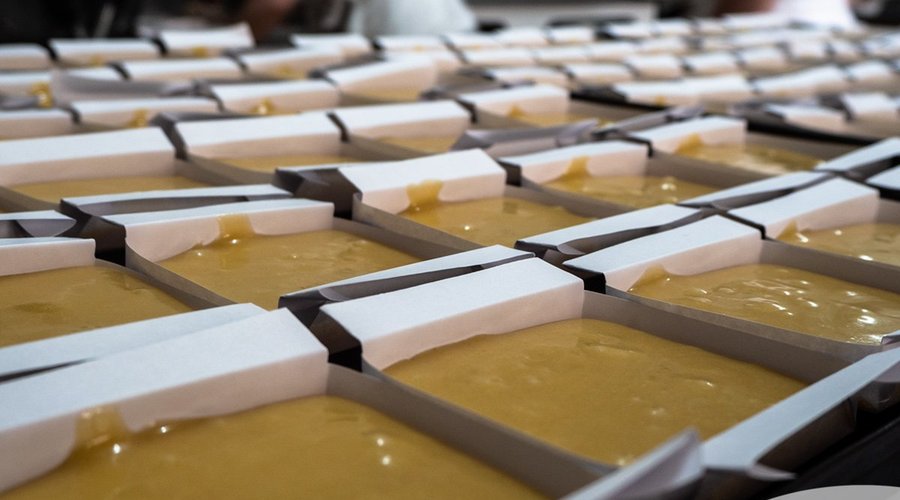 Somos la tercera generación de maestros artesanos en la fabricación de Sobaos, Quesadas y Galletas Pasiegas, exquisiteces tradicionales con todo el sabor del Valle de Toranzo que llevamos elaborando desde 1968 con la misma receta secreta transmitida de padres a hijos.