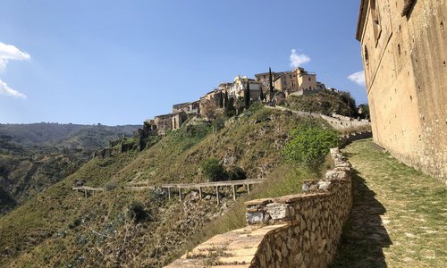 Scorcio laterale della chiesa con la vista del Borgo di Badolato