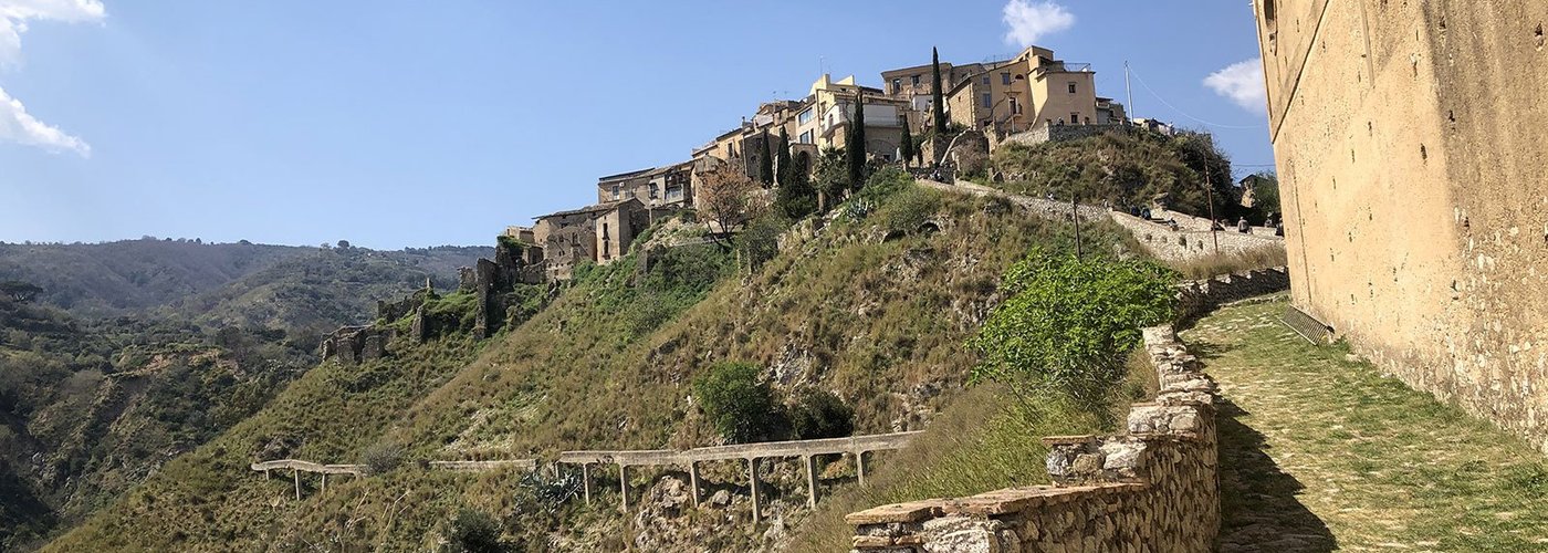 Scorcio laterale della chiesa con la vista del Borgo di Badolato