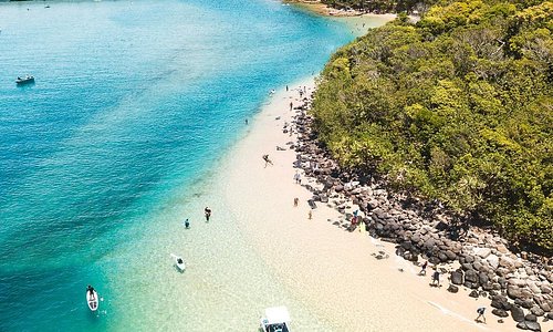 Why would you ever want to leave Tallebudgera Creek with a view like this (every person who has ever visited this spot, has said)? 👌 Summing up three of a local's fave things to do, pull up the boat 🚤 on the sandbank, stand up paddle or simply swim in the piercing blue waters that frame the iconic, nearby Burleigh Headland. 🏊 #WeAreGoldCoast 📸 IG/nathanprostamo