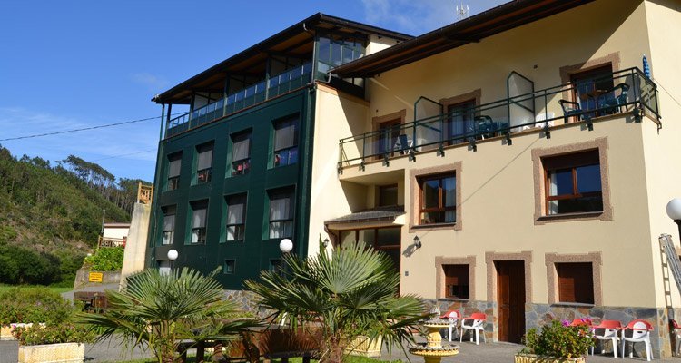 Parking y terraza privados con acceso a 300m a la playa de Cueva.