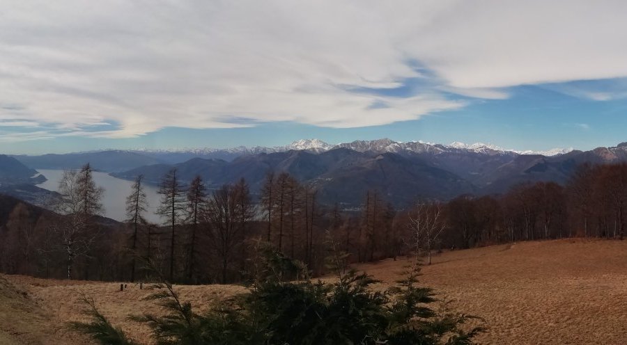 Panoramica mozzafiato dal belvedere del Rifugio. Sullo sfondo il Lago Maggiore e l Monte Rosa. Alt. 1200 mt. Dumenza (va)