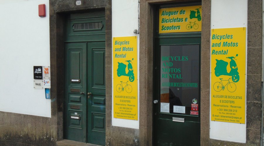 Nosso escritório de aluguer de bicicletas e scooters no centro da cidade de Ponta Delgada