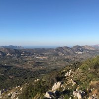 Man kann zu beiden Seiten das Meer sehen. Allerdings ist ein Geheimtipp, nachts den Sternenhimmel auf dem Coll zu fotografieren oder den Sonnenaufgang zu erleben.