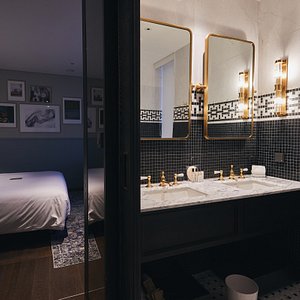 Signature King Room - Bathroom