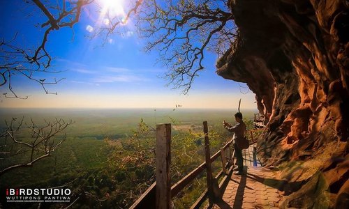 สถานที่ท่องเที่ยวพิสูจน์หัวใจอีกแห่งหนึ่ง แม้ระยะทางจะไม่ไกลและไม่สูงมากนัก แต่การที่คุณจะขึ้นไปจุดสูงสุดของวัดภูทอกแห่งนี้ ที่เรียกว่า “พุทธวิหาร” คุณจะต้องเดินขึ้นบันไดและสะพานไม้สุดคดเคี้ยวและหวาดเสียว ฝ่าลมแรงขึ้นไปพบกับจุดชมวิวสุดลูกหูลูกตา ขอบอกเลยว่าไม่ง่าย แต่ก็ไม่ยากเกินแรงศรัทธาของทุกคน