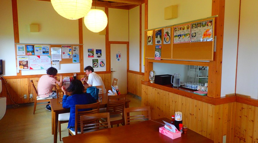 喫茶 まはな　店舗内の様子。行った日は、昨日まで行っていた大東島出身の女性がいらっしゃいました。