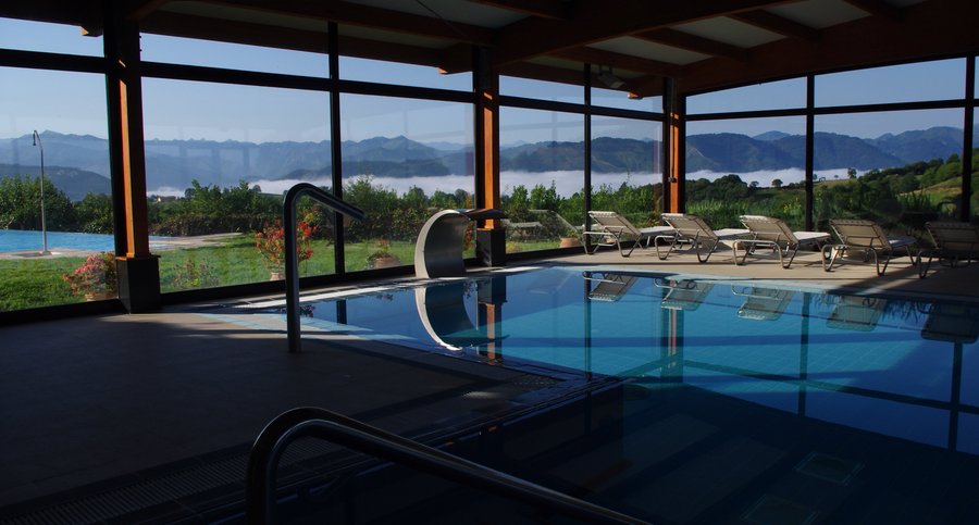 Nuestro spa con vista a la montaña y a la piscina exterior 