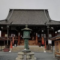 重厚な瓦屋根が印象的です