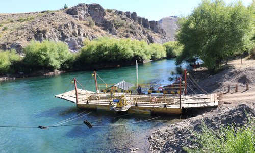Villa Llanquil a orillas del rio Limay, un pueblo que se resiste a los puentes y utiliza la balsa, es muy pintoresco y pequeño que recientemente festejo sus 78 años