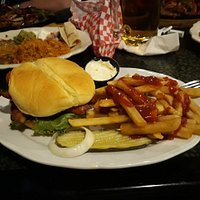 Ein Burger, gut durch, genau das richtige für den kleinen Hunger