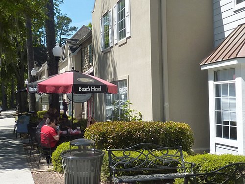 https://dynamic-media-cdn.tripadvisor.com/media/photo-o/16/fb/3d/6c/main-street-hilton-head.jpg?w=500&h=-1&s=1