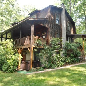 Red Run Cabin is a one story 3 bedroom cottage with finished basement on an acre wooded lot near the west end of the Lake, accommodating up to 6 people.
