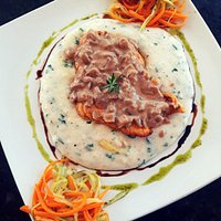 FRANGO PRAIANO- Filé de frango grelhado coberto por um molho especial à base de shoyu e vinho branco, acompanha espaguete de legumes e purê de macaxeira.