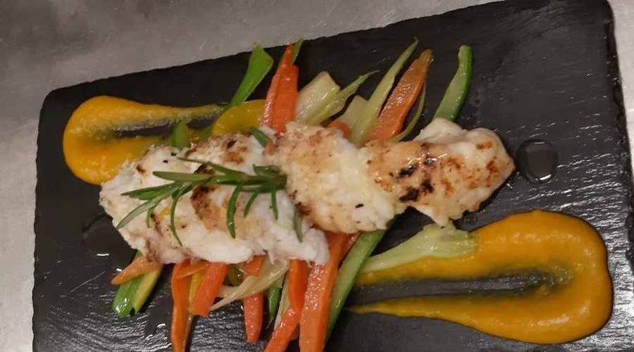 Coda di rospo su un letto di crema di zucca e verdurine croccanti
