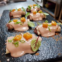 Canelón de rabo de torom velouté de su jugo, chutney de piña y acedera
