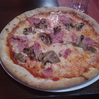Pizza capricosa, insalata tonno