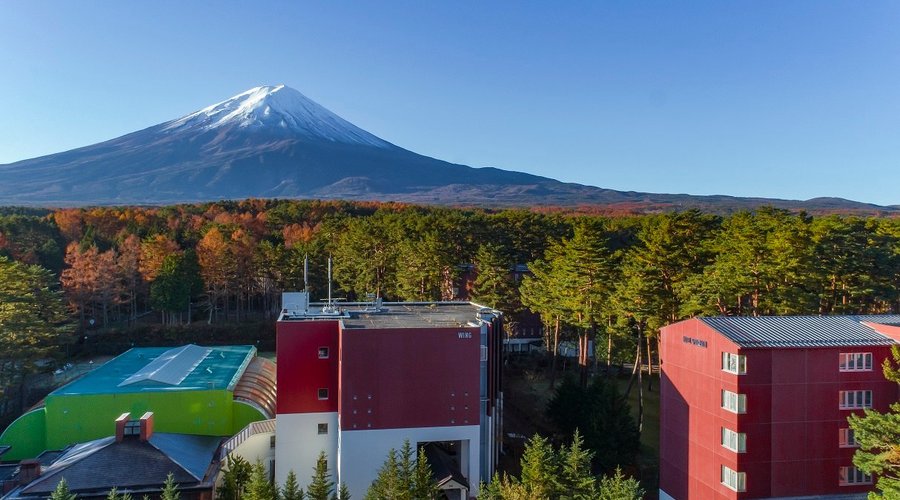 ホテル全景（秋）
