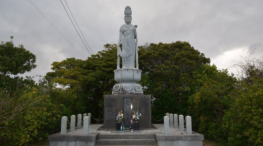 ヒッソリと建っています