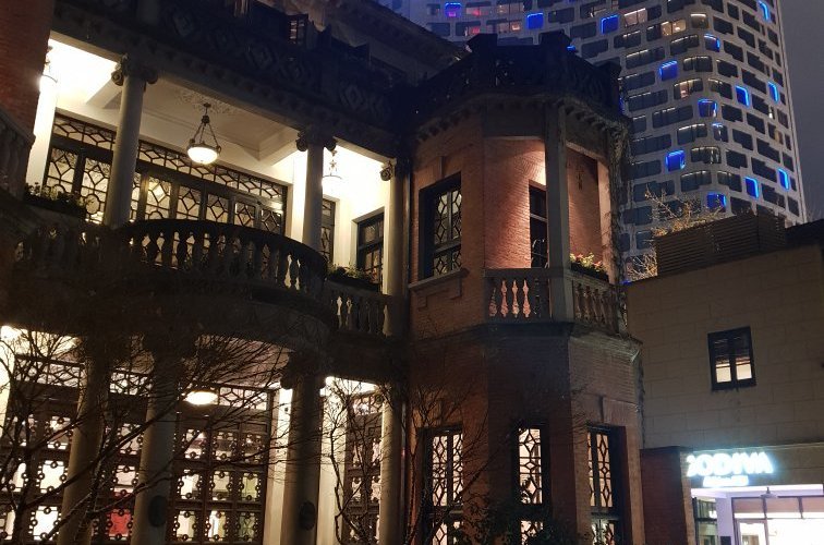 Quartiere IN di Shanghai con le tipiche casine a mattoncini riportate all'antico splendore!
