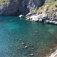 Sorgeto è un’insenatura, sede di un vero e proprio parco termale all’aperto. Polle bollenti e minerali, sauna e vapori terapeutici, questo è quello che Madre Natura volle donare all’Isola d’Ischia in tempi remoti, ed oggi a disposizione gratuitamente per tutti coloro che cercano un posto per ritemprarsi dallo stress e dalle fatiche quotidiane.