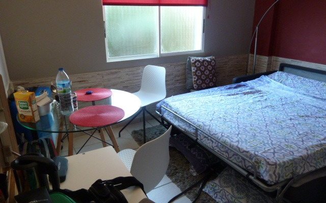 Chambre/salle à manger/canapé lit à déployer et à replier tous les jours, pas de confort juste 2 chaises en plastique